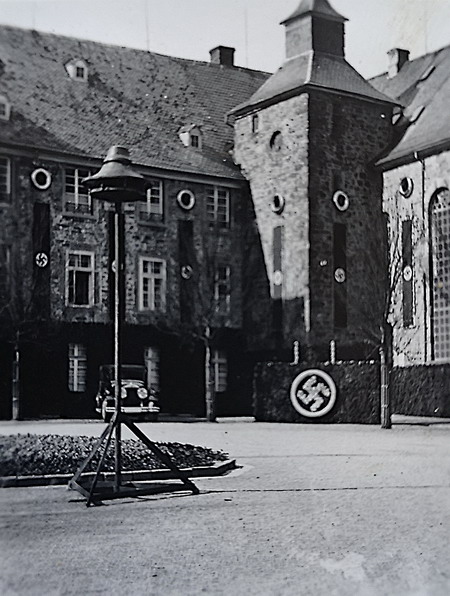Historisches Foto Schloss Hückeswagen mit Nazischmuck von 1937